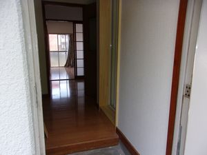 玄関から見た室内