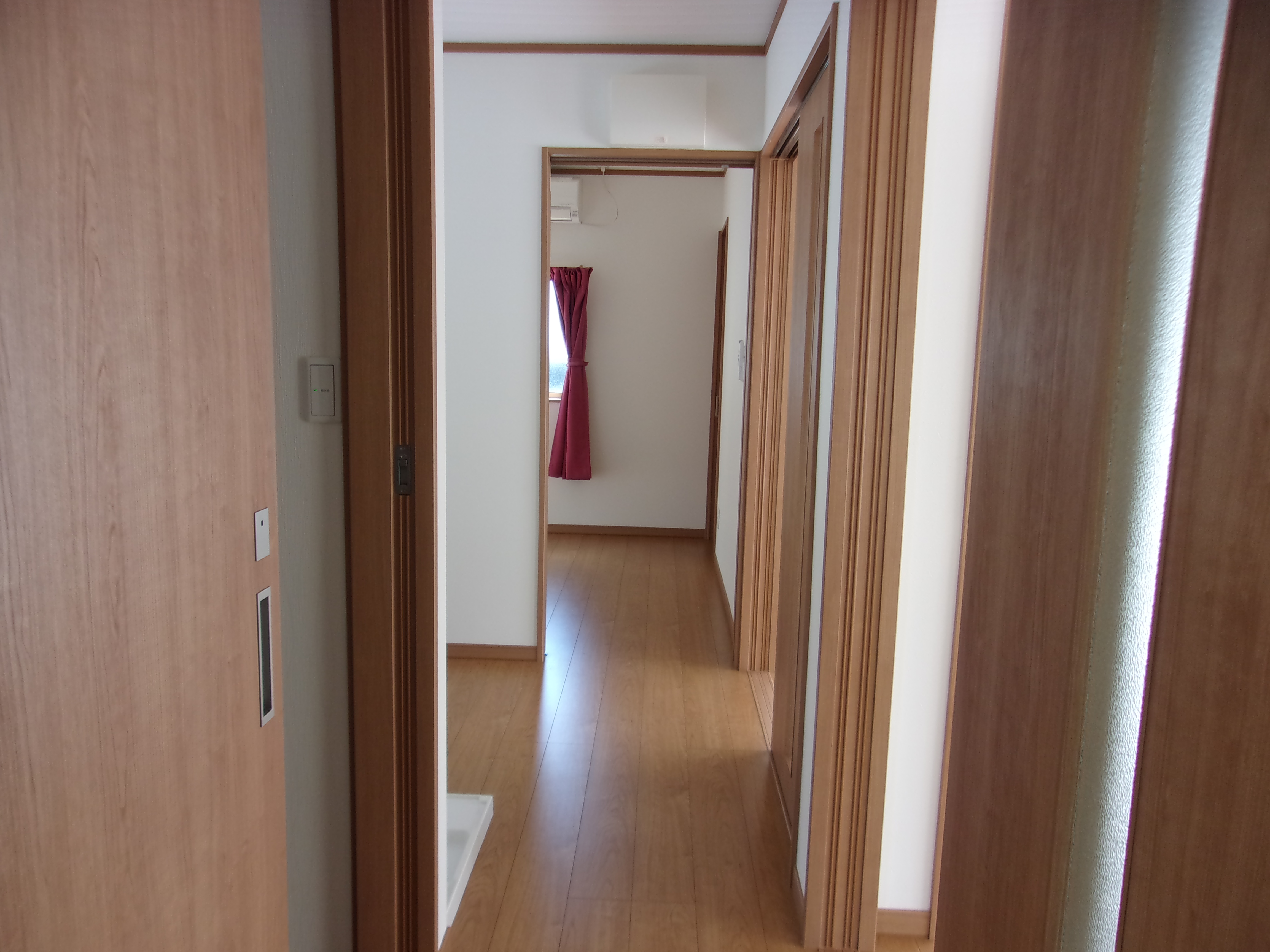 玄関から見た室内の様子